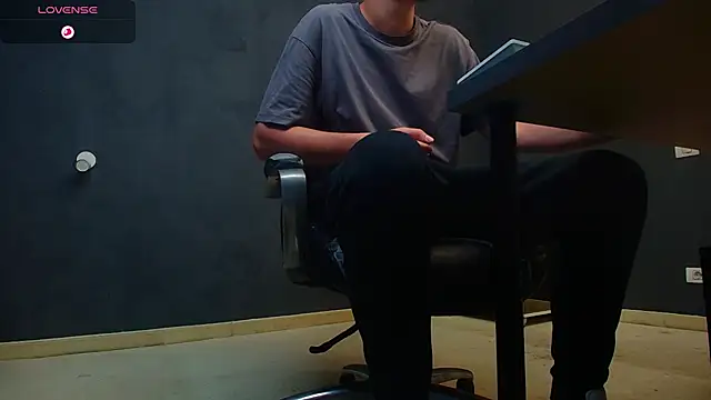 EnzoRace online show from September 30, 2025, 4:50 am