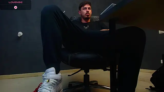 EnzoRace online show from October 11, 2025, 5:17 am