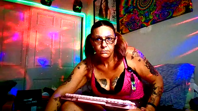 Snapshot of SparklesB1tch chatting on November 20, 2025, 3:28 am SparklesB1tch online show from November 20, 2025, 3:28 am