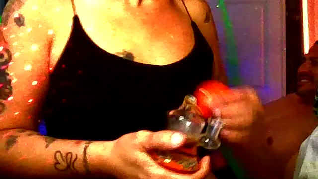 Snapshot of SparklesB1tch chatting on December 15, 2025, 4:33 pm SparklesB1tch online show from December 15, 2025, 4:33 pm