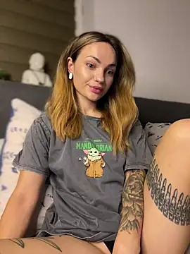 Snapshot of SaraLow chatting on October 1, 2025, 1:11 am SaraLow online show from October 1, 2025, 1:11 am