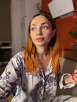 Snapshot of SaraLow chatting on October 21, 2025, 1:06 am SaraLow online show from October 21, 2025, 1:06 am