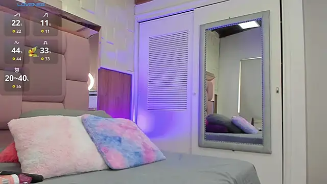 valeriahenao1 online show from October 18, 2025, 7:14 pm