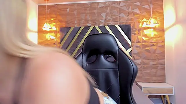 Emmaa white  online show from March 30, 2026, 5:14 pm