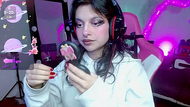 larah uwu online show from October 14, 2025, 7:47 pm