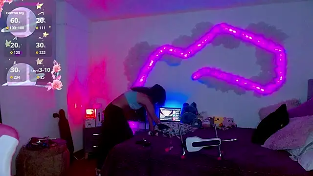 larah uwu online show from October 22, 2025, 6:40 pm