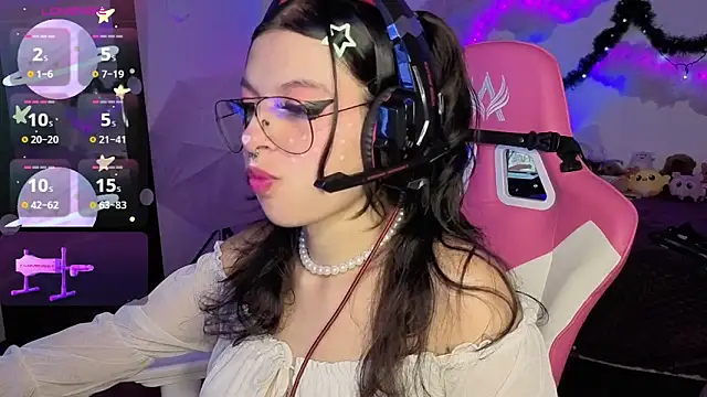 larah uwu online show from December 14, 2025, 7:07 pm