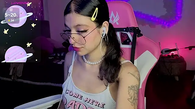 larah uwu online show from February 3, 2026, 7:30 pm