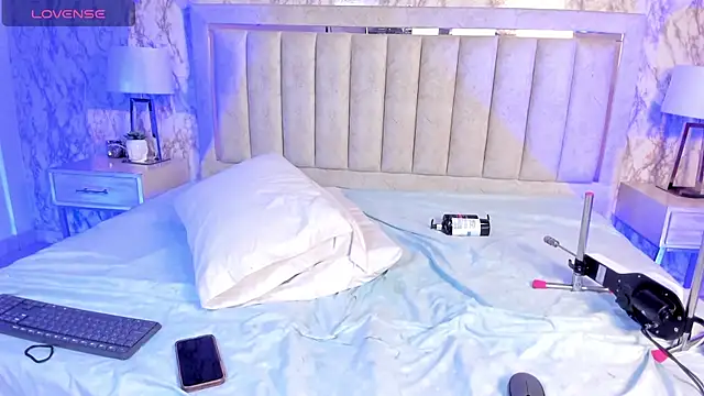 AlaiaMoretti online show from October 25, 2025, 5:37 am