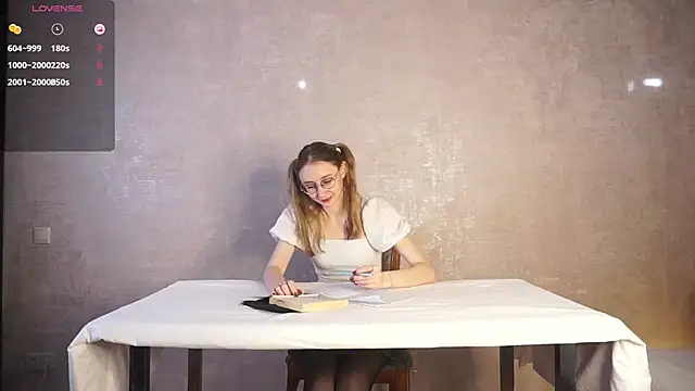 BeatrixHiett online show from October 4, 2025, 3:59 am