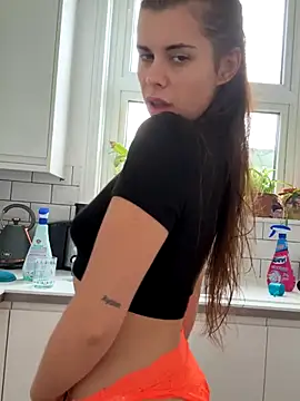 Snapshot of AlitaNova chatting on October 3, 2025, 11:07 am AlitaNova online show from October 3, 2025, 11:07 am