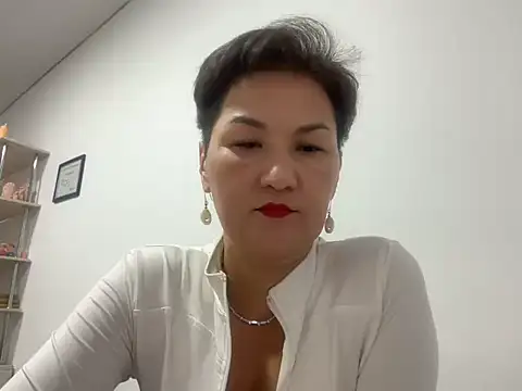 LadyAlover online show from April 8, 2026, 11:43 am