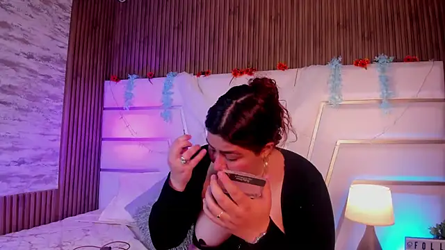 Snapshot of AdelaTaylor chatting on October 6, 2025, 5:43 pm AdelaTaylor online show from October 6, 2025, 5:43 pm