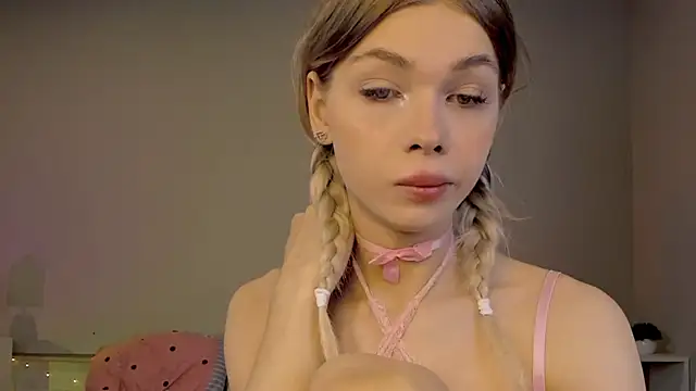 Blondy Fina online show from May 29, 2026, 4:54 am