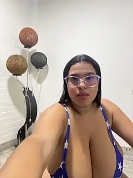 nathalia correa online show from November 4, 2025, 1:59 am