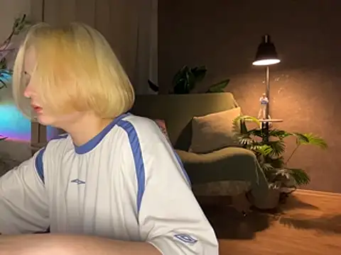 MoonIvy  online show from April 19, 2026, 7:16 pm