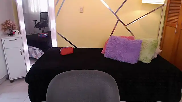 shirleyrojas online show from November 5, 2025, 7:36 pm