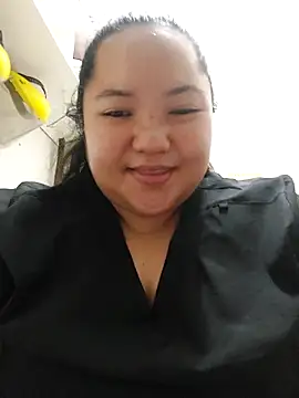 LianaCruzado online show from April 17, 2026, 6:11 pm