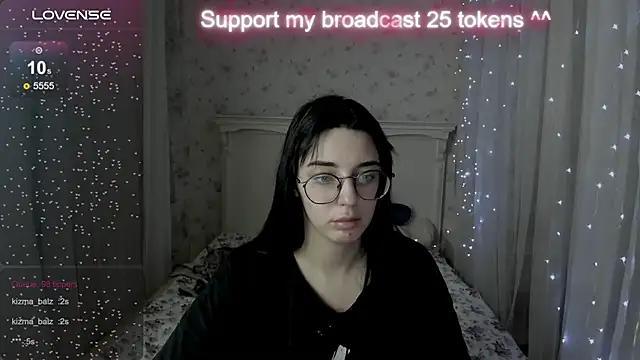 Leia Moreno online show from October 13, 2025, 8:42 pm