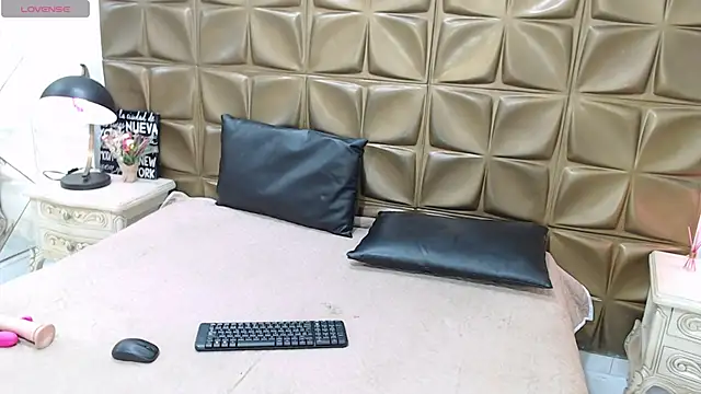 VioletLux online show from September 17, 2025, 7:59 pm