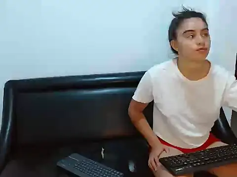 Snapshot of Cristalll_0925 chatting on October 14, 2025, 11:05 pm Cristalll 0925 online show from October 14, 2025, 11:05 pm