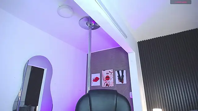 Snapshot of Dulcerose_01 chatting on October 21, 2025, 1:50 am Dulcerose 01 online show from October 21, 2025, 1:50 am