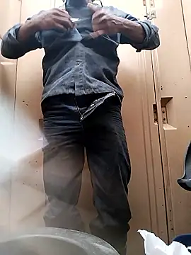 Snapshot of Kesurra chatting on November 19, 2025, 8:09 pm Kesurra online show from November 19, 2025, 8:09 pm