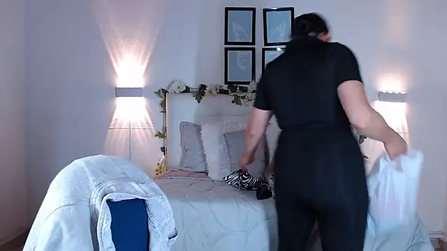 Megan 05  online show from October 18, 2025, 7:03 pm