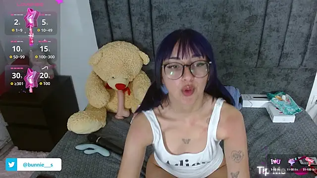 Littlee Bunny  online show from October 15, 2025, 10:37 am