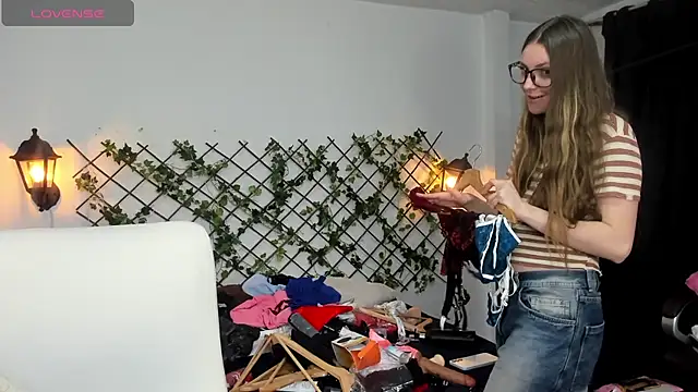 velvet  moon online show from March 13, 2026, 3:57 am