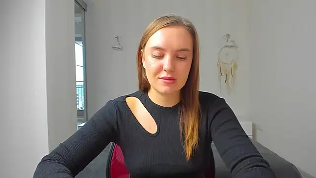 Snapshot of EmmaNorman chatting on October 7, 2025, 8:33 am EmmaNorman online show from October 7, 2025, 8:33 am