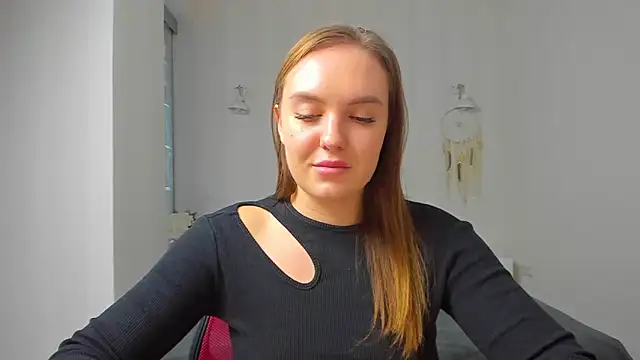 Snapshot of EmmaNorman chatting on October 13, 2025, 1:00 pm EmmaNorman online show from October 13, 2025, 1:00 pm