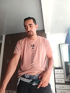 stivenlujan69 online show from November 21, 2025, 1:21 pm