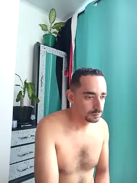 stivenlujan69 online show from December 17, 2025, 3:40 pm