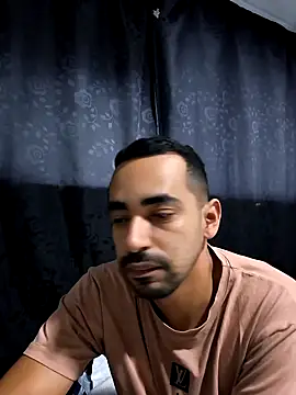 stivenlujan69 online show from December 19, 2025, 11:01 pm