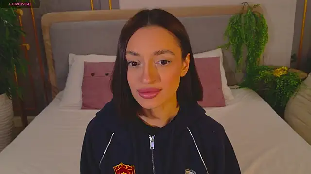 AdoraCortes online show from April 12, 2026, 5:01 am