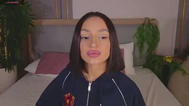 AdoraCortes online show from April 13, 2026, 5:02 am