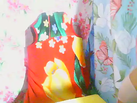 Snapshot of Katie_Winslet chatting on December 21, 2025, 11:01 pm Katie Winslet online show from December 21, 2025, 11:01 pm