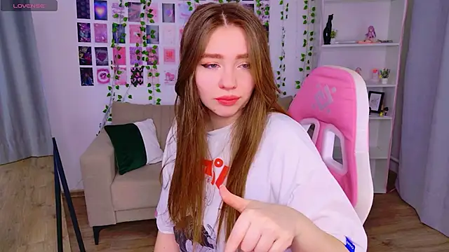 Snapshot of Moon__Bunny chatting on March 20, 2026, 1:38 pm Moon Bunny online show from March 20, 2026, 1:38 pm