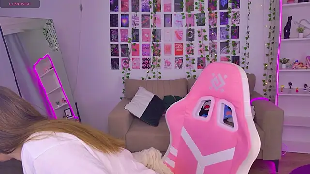 Snapshot of Moon__Bunny chatting on April 15, 2026, 3:19 pm Moon Bunny online show from April 15, 2026, 3:19 pm