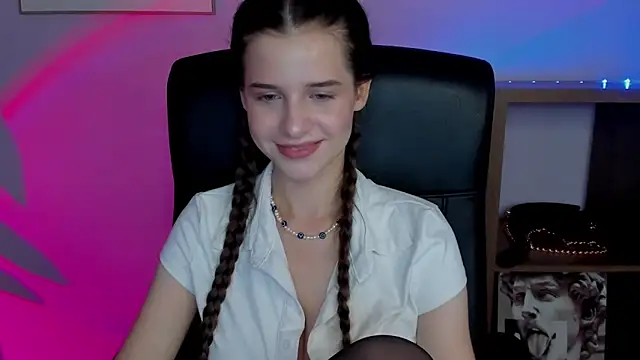 Snapshot of LuxMaya chatting on September 17, 2025, 5:42 am LuxMaya online show from September 17, 2025, 5:42 am