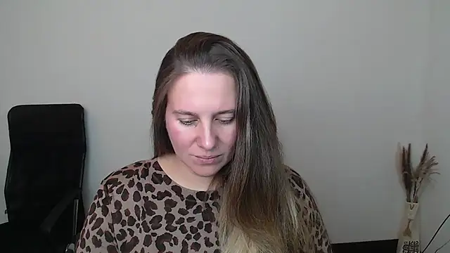 Darklure  online show from November 7, 2025, 7:47 pm