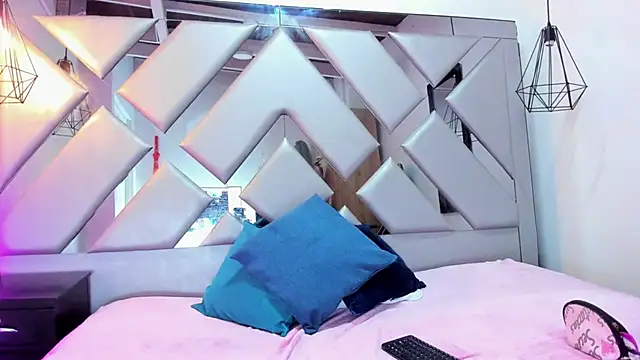 Lorenn Hill online show from September 30, 2025, 1:38 pm