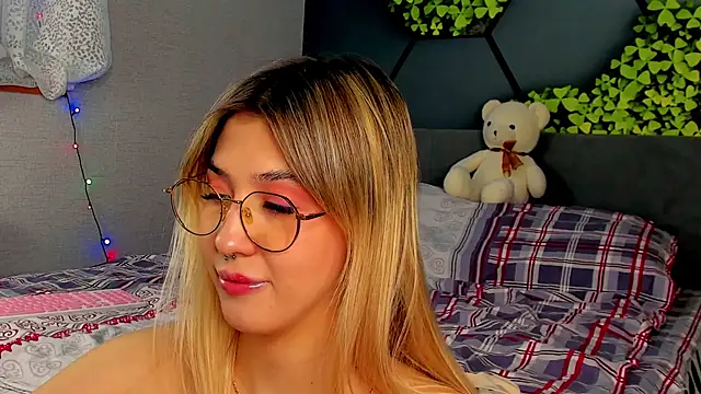 Snapshot of Bella_svon chatting on December 20, 2025, 7:10 pm Bella svon online show from December 20, 2025, 7:10 pm