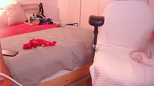 kimTgirl online show from March 8, 2026, 5:17 pm