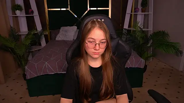 ArrinaWairr online show from November 18, 2025, 9:03 am