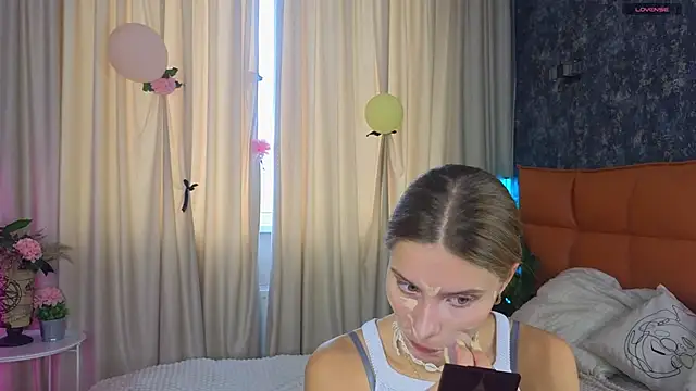 Snapshot of SoftBliss chatting on September 19, 2025, 6:48 am SoftBliss online show from September 19, 2025, 6:48 am