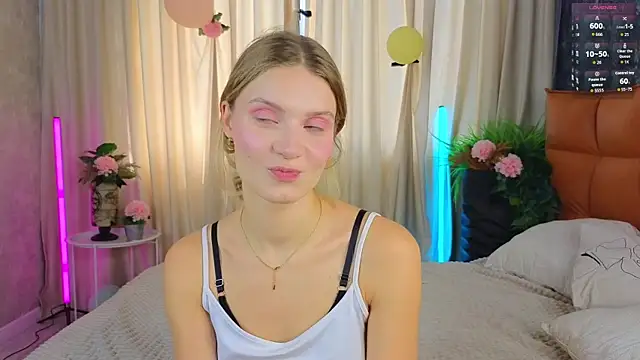 Snapshot of SoftBliss chatting on September 26, 2025, 6:50 am SoftBliss online show from September 26, 2025, 6:50 am