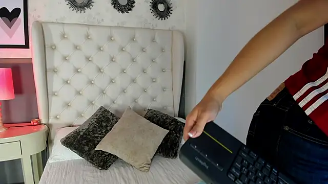 Sasha  sims   online show from September 28, 2025, 11:37 am