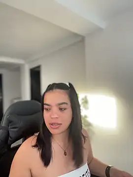 JuanitaMore01 online show from March 27, 2026, 10:09 pm